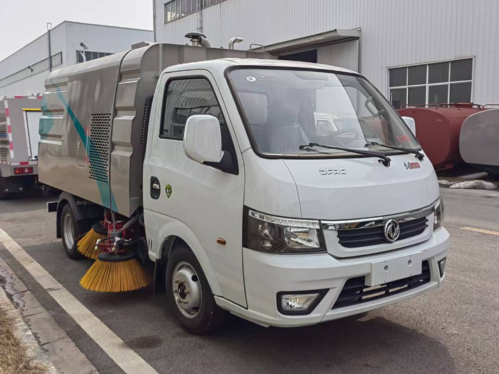 東風途逸掃路車