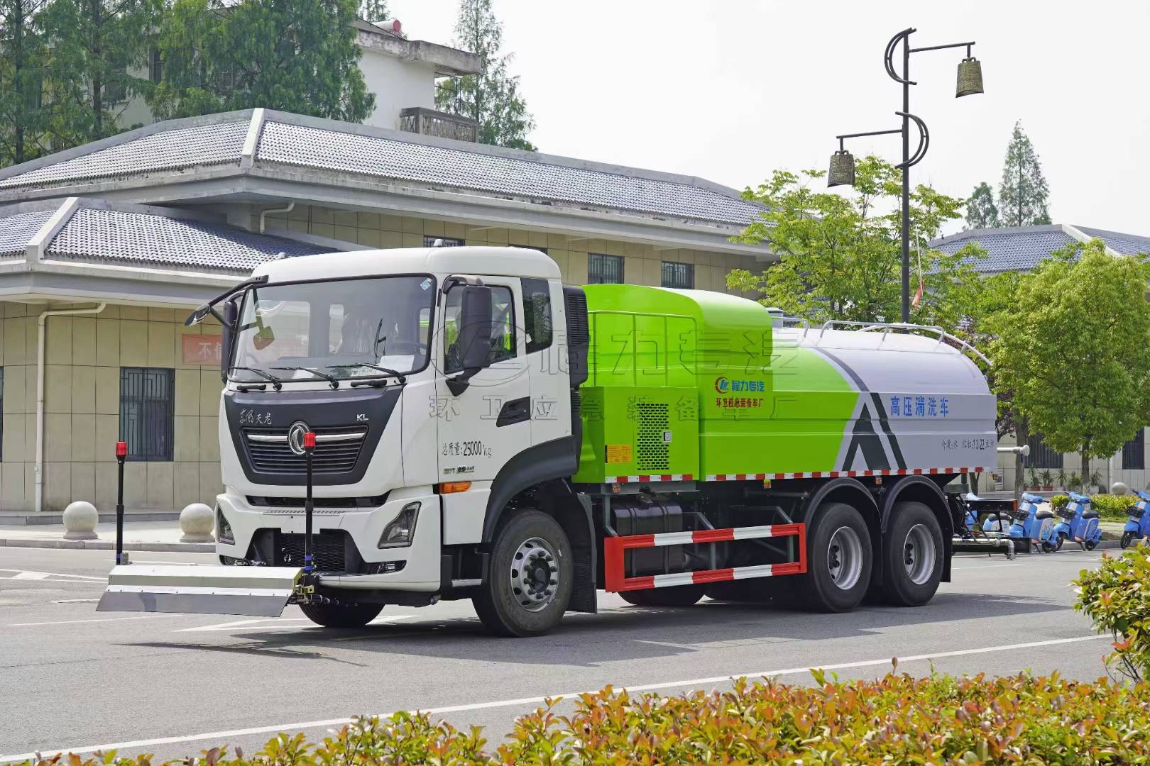 東風(fēng)天龍路面清洗車